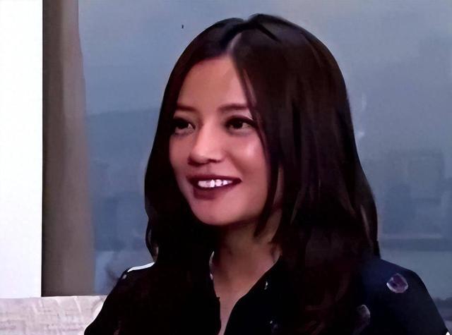 49岁的赵薇，眼袋肥大面如枯槁，一手好牌打稀烂，如今她后悔了吗