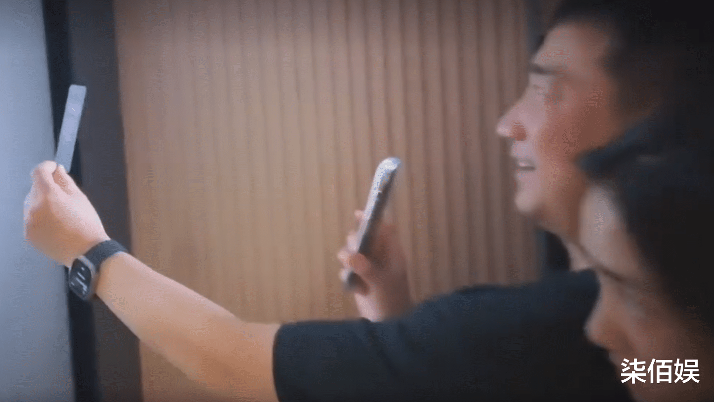 孙莉晒一家五口日常,多多减肥后身材曝光,全身暴瘦手背青筋明显