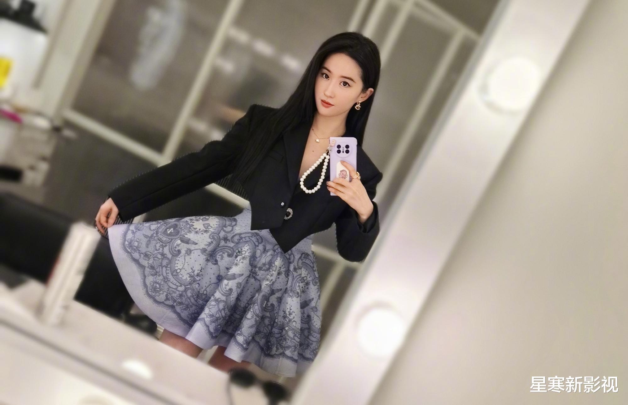 刘亦菲又美上热搜，西装小黑裙超A，她在颜值赛道上真的没有对手