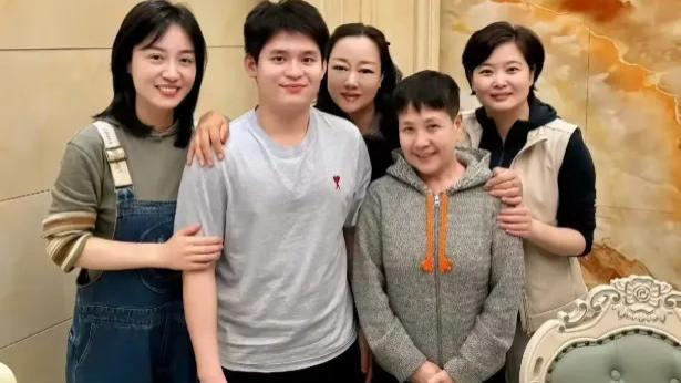 林诗栋恋情官宣？搂肩合影美女身份曝光，青梅竹马