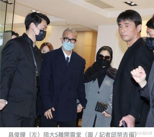 大S戴围巾疑为遮白发，一向爱美却不染发，网友表示：这是哺乳期不能染发！