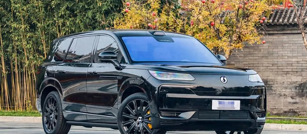 比亚迪联手奔驰造5米长豪华SUV，2.0T三电机喝92爆近千匹马力