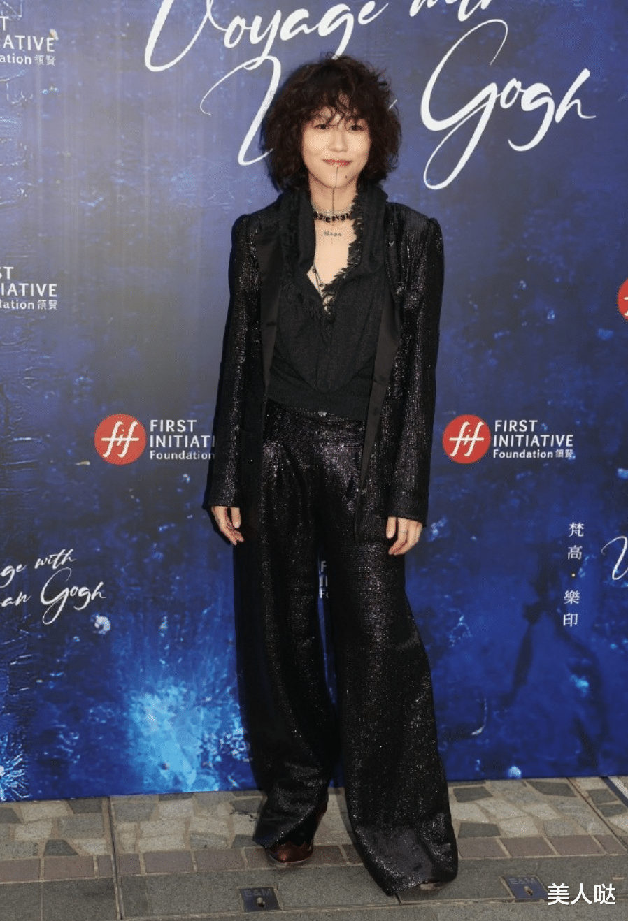 窦靖童换个发型美的像“整容”,烫卷发穿深V,时髦性感又高级!