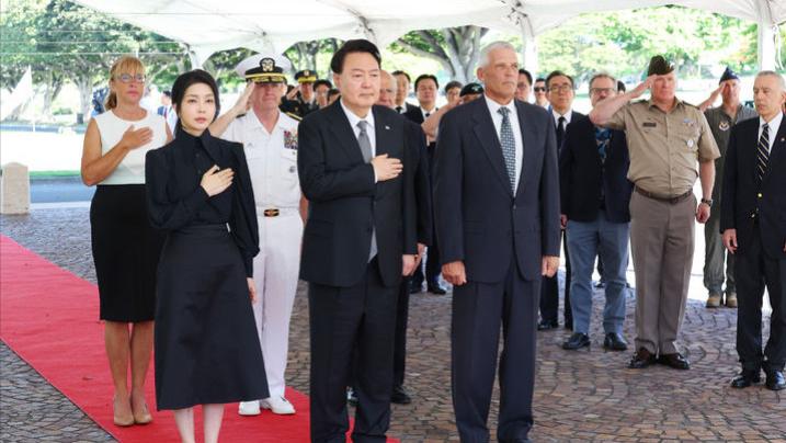 尹锡悦带着漂亮老婆去美国了！夫人穿平底鞋去扫墓，扎马尾像少女