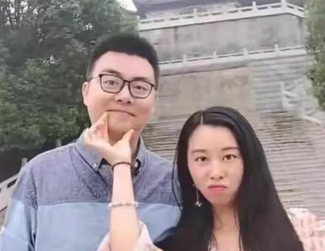 堂嫂直播讽刺许敏着装引众怒,反遭自家丑闻曝光,郭威沉默成谜!