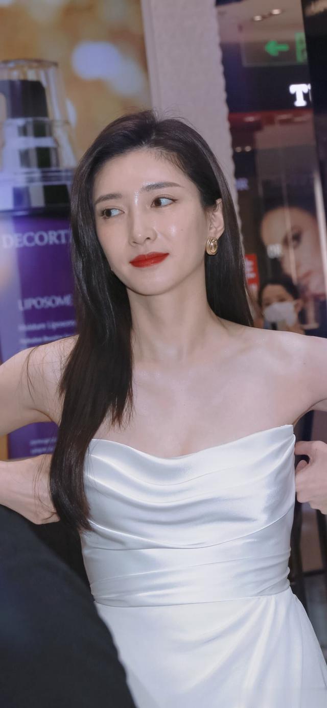 江疏影白色礼服亮相活动，优雅气质引发热议！