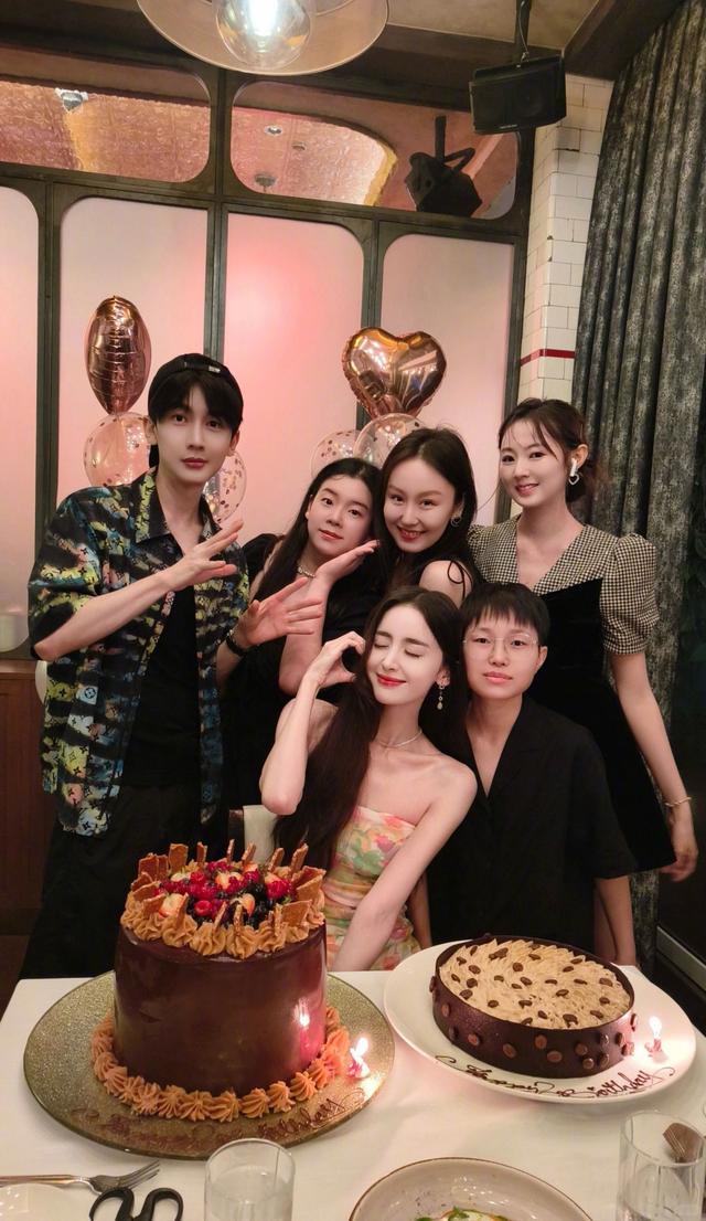 古力娜扎穿彩色抹胸裙 晒庆生照甜笑比心?_0