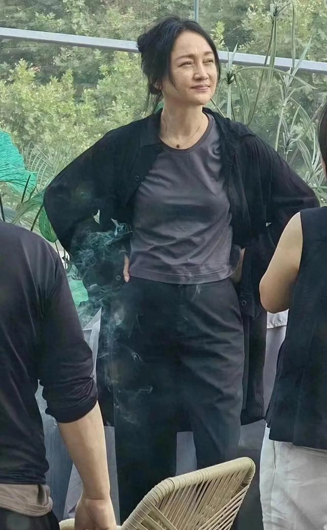 周迅跟好友私下聚会,皱纹多坑坑洼洼像奶奶,才49岁就苍老成这样