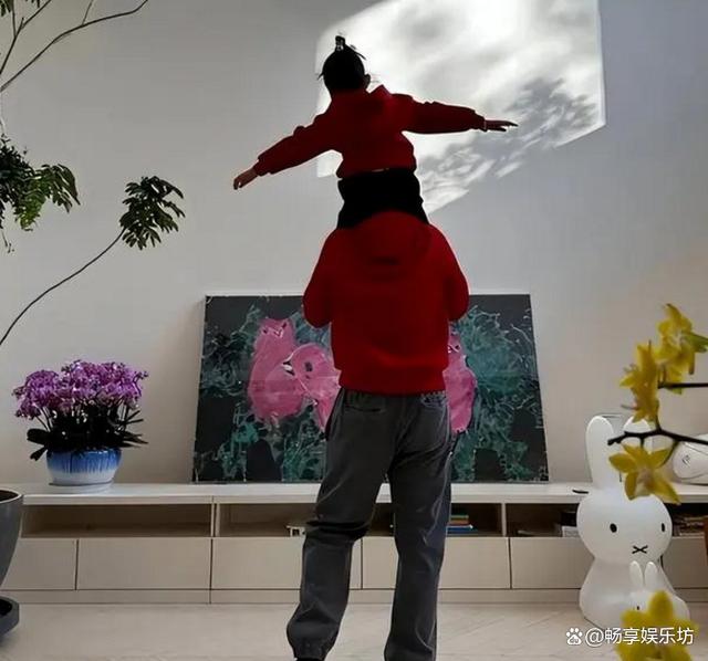 孙怡罕晒女儿近照,7岁大福扎双辫露侧脸,完美继承孙怡的基因
