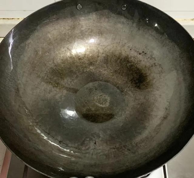 为什么刚炒完菜，千万不能用水冲铁锅？不是医生提醒，差点犯大错
