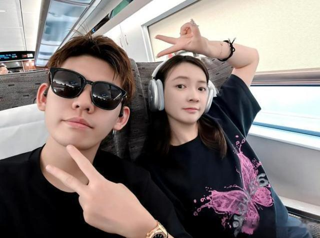 黄雅琼晒阿那亚情侣大片浓情蜜意好般配刘雨辰妈妈罕见出镜