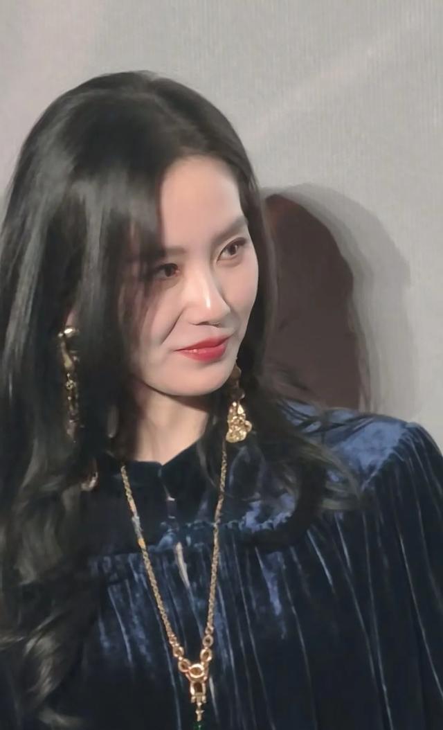 刘诗诗怼脸镜头下的状态好美，她笑的好开心，面色红润，气色真好