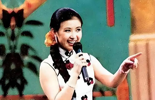 她曾是央视“第一美女”,当红时赴港生子移居美国,如今怎样了?