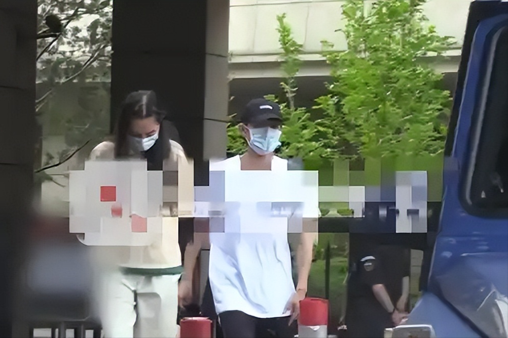 关晓彤张一山官宣婚礼了,好久没出现的张一山,到底犯什么事了