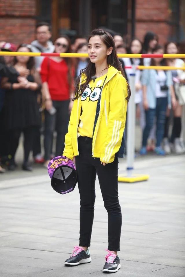 杨颖淡妆素雅的时候，惊为天人！扎个马尾搭普通T恤都能迷死人