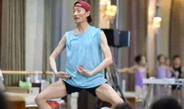 48岁“巨婴”郭冷:除了跳舞,连衣服也不会洗,年入百万无人敢嫁