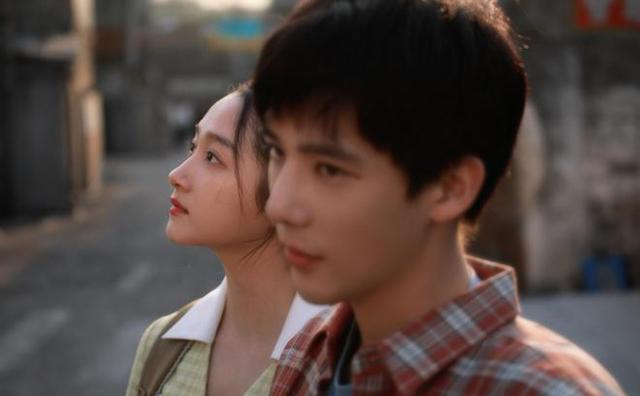 文娱榜热搜第一!关晓彤去了王安宇外婆家,评论区大翻车喊分手!