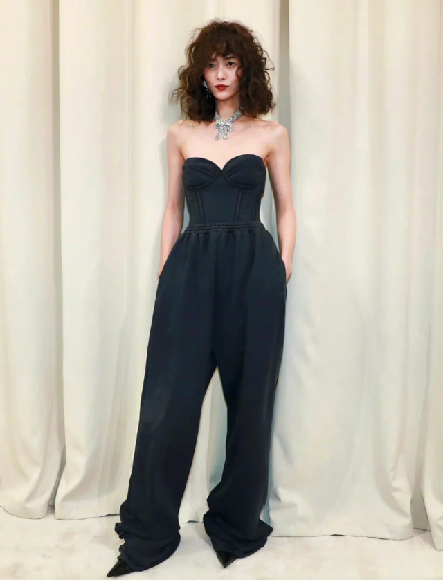 刘雯从业以来最短发型!寸头配柒光红唇大背心,比男友井柏然还帅