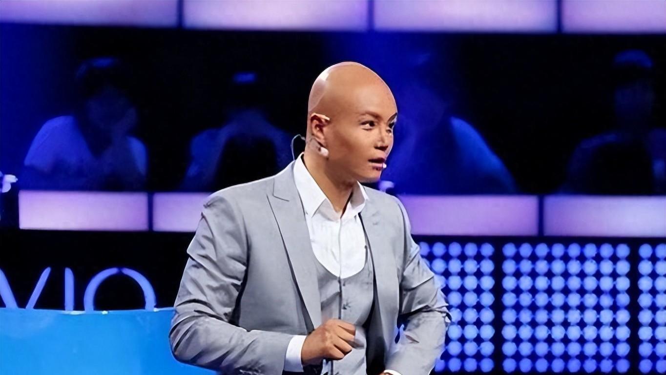 “毒舌”乐嘉移居美国后，开豪车住豪宅，如今48岁生活令人羡慕