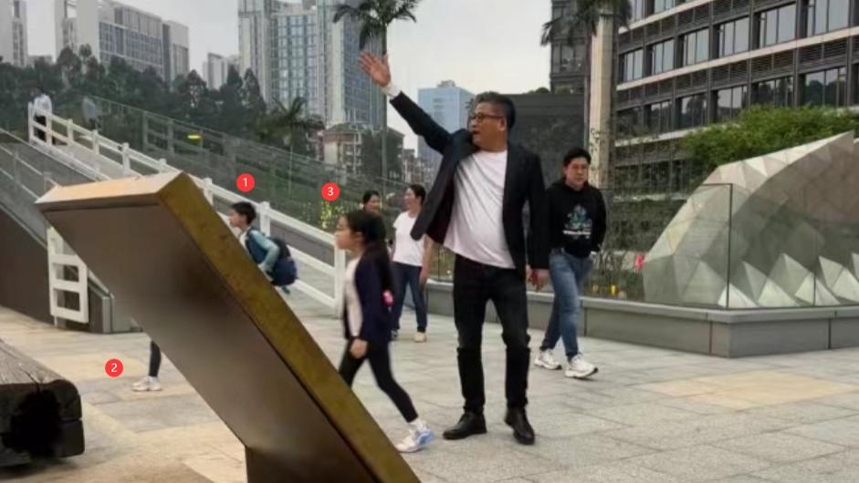 42岁郭晶晶街头被偶遇，打扮时髦太爱美，霍启刚休闲风成“宝爸”