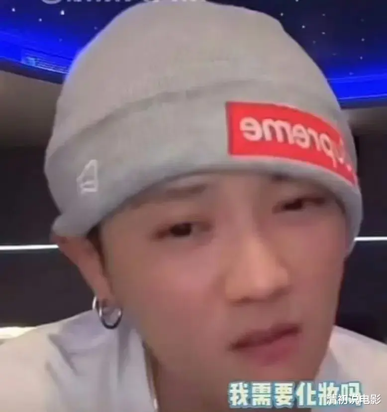 鹿晗频繁直播营业,不化妆很像尹正,网友猜测与女友关晓彤已分手