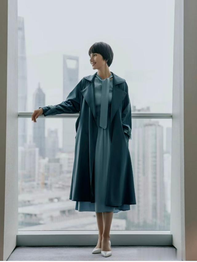 这才是中年女人该有的打扮：发不过肩、裙不上膝！优雅迷人显气质