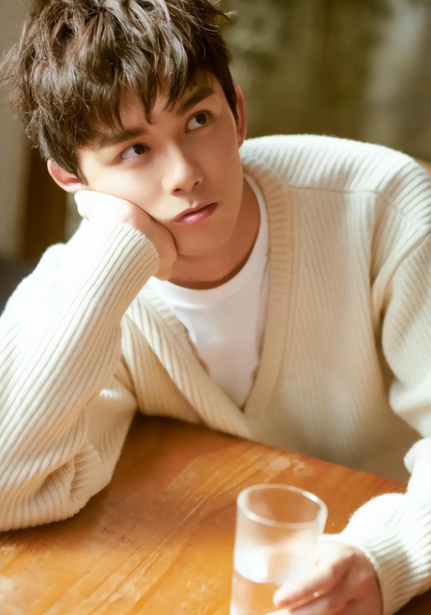 吴磊,海报被撤,直播被叫停,当红演员走到这一步,究竟是谁的错???