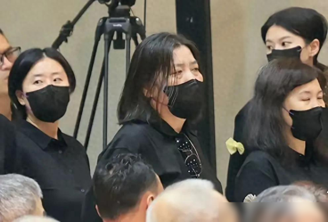 闺蜜曝大S头七,家人朋友通过香槟为其送行,范晓萱缺席再引热议