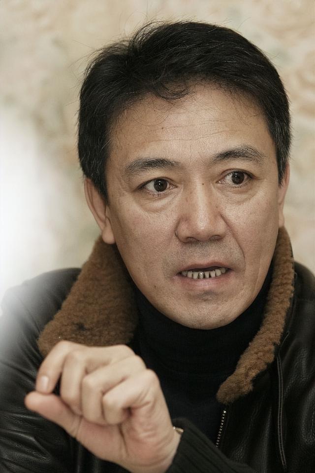 抛弃24年原配，转身迎娶小娇妻，如今儿子30年的报复让他遗憾终生