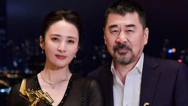 54岁陈建斌七夕国外游，休闲穿着被嘲满满老人味，蒋勤勤反被夸！