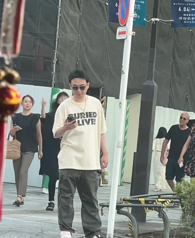 王健林疑要认回孙女!王思聪多次被偶遇紧盯手机,满面愁容没精神