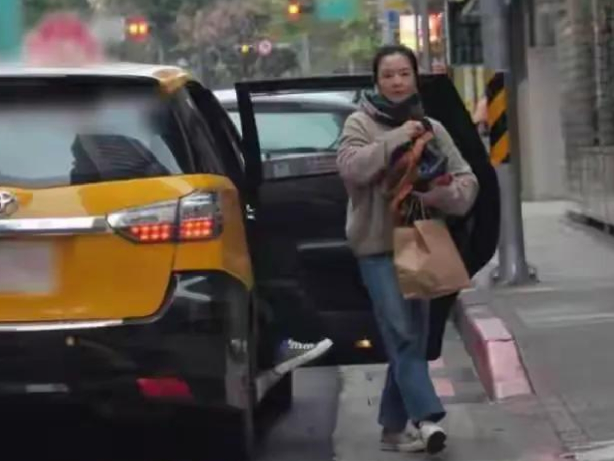 大S树葬倒计时！王伟忠发文悼念，阿雅拿遗物祈福，真服了汪小菲