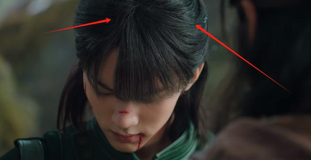 同演比比东,当“巫婆”妆朱珠撞上女王范李小冉,差距竟然这么大