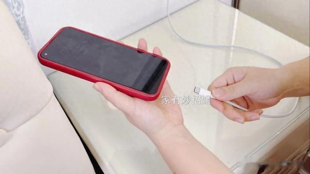 不管什么手机,切记不要这样充电,不然手机离“报废”就不远了