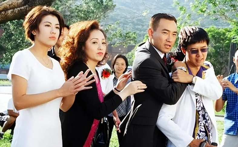 47岁香港女星承认秘密生女，首谈女儿生父身份，原来是黄子华司机