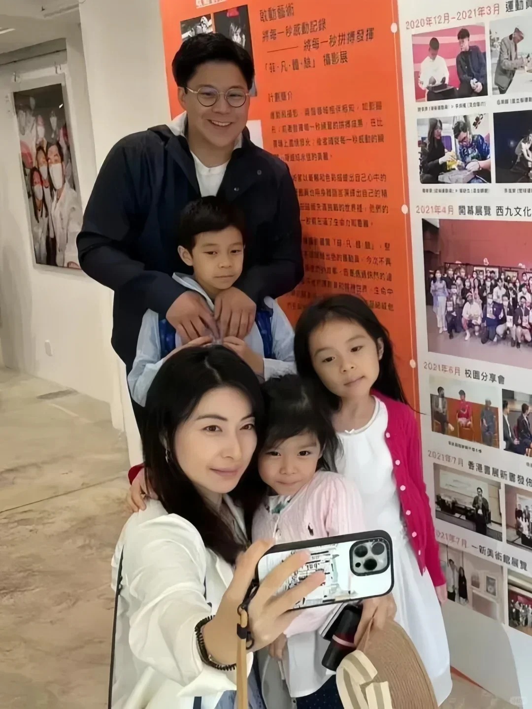 郭晶晶一家圣诞在东北旅游，穿国产印国旗，怕冷的霍启刚全副武装