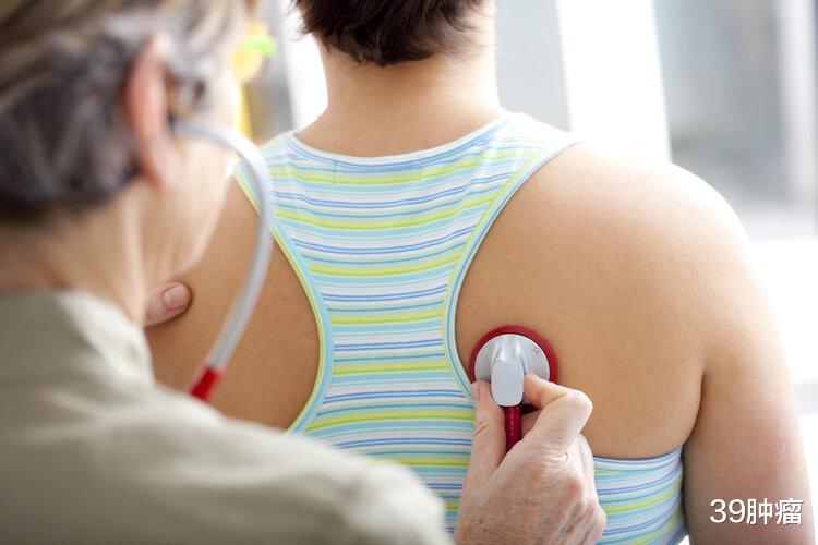 体内有癌，胸背先知？胸背痛若有五个特点，或是癌细胞在“兴奋”