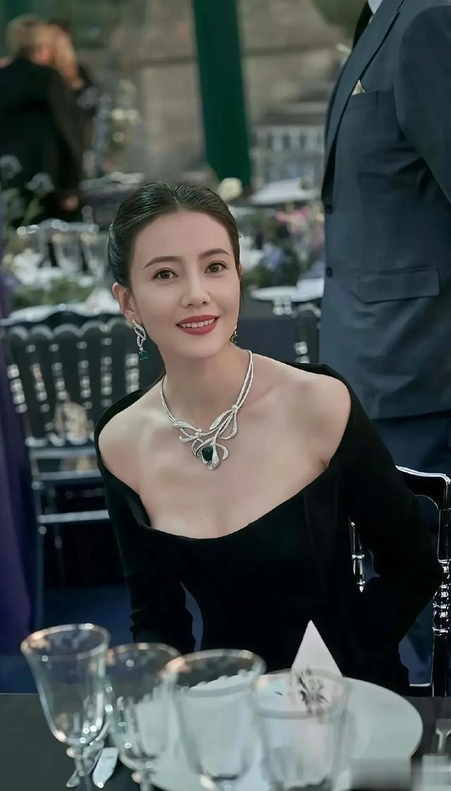 高圆圆真是豁出去了，巴黎晚宴领口开的比面盆都大，真怕兜不住
