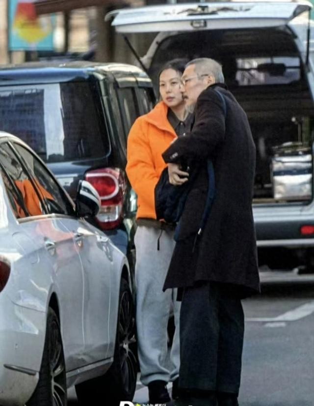 64岁著名导演老来得子！和小22岁情人自然受孕，孩子上户口成难题