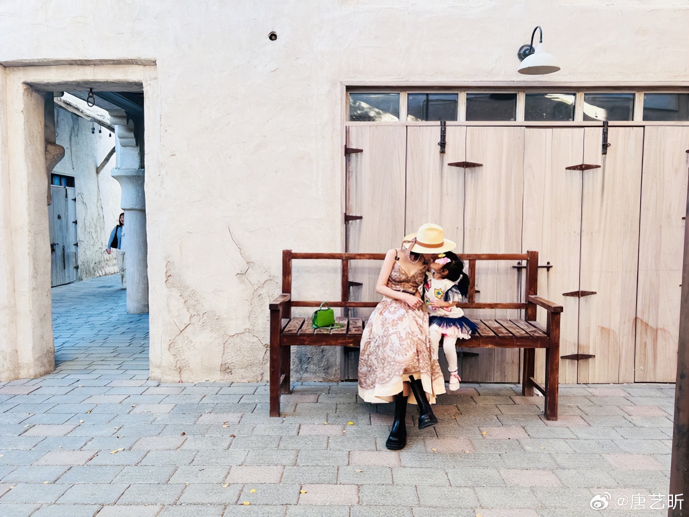 唐艺昕情人节撒糖，穿多套泳装秀身材，老公视角下的超辣现场曝光