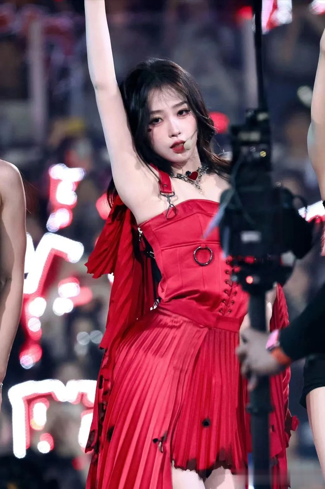 这真的是虞书欣？这样软糯可爱还能性感的欣欣子，试问谁能抵挡