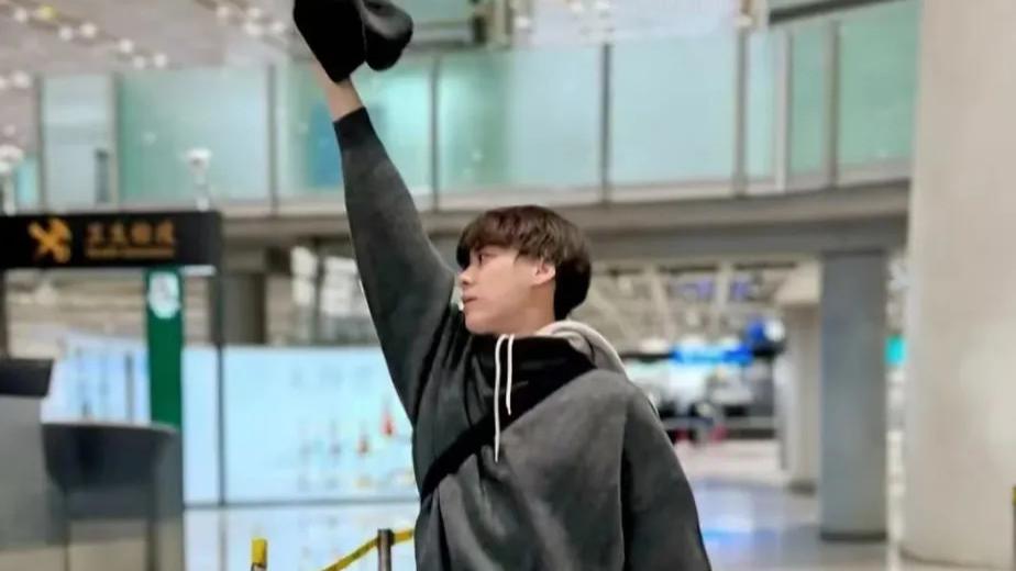 李易峰现身日本被偶遇，瘦了太多彻底变素人，无人围观淡定走机场