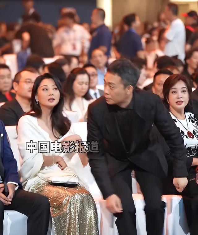 好尴尬!刘晓庆百花奖遭冷落,四周热闹非凡没人搭理,手机壳亮了