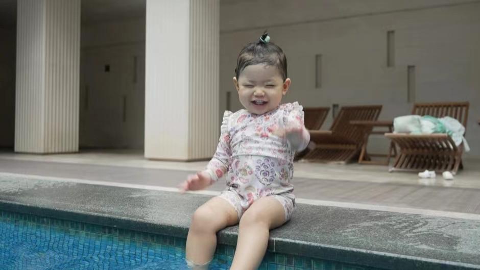 程晓玥晒1岁女儿游泳萌照，胖豆穿小泳衣玩水，白白胖胖超像妈妈