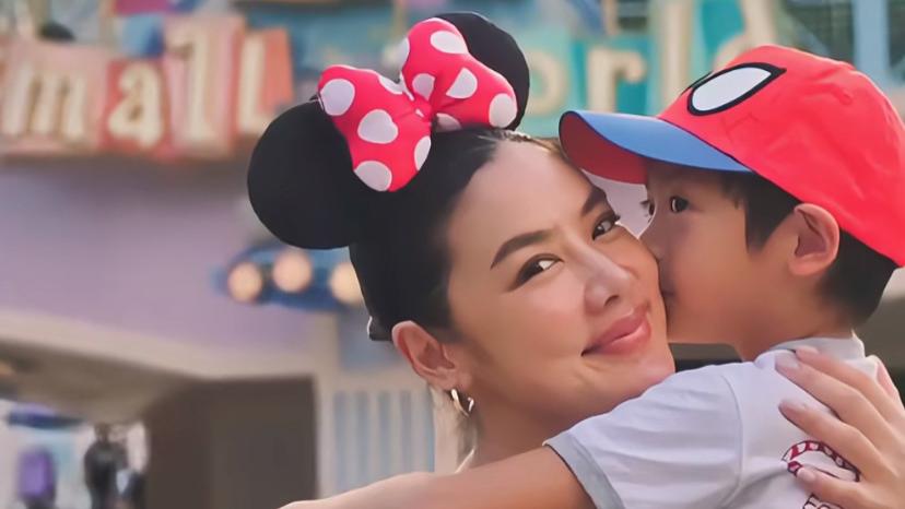 乐基儿带娃回港度假，母子俩游迪士尼超开心，5岁Hunter帅气可爱