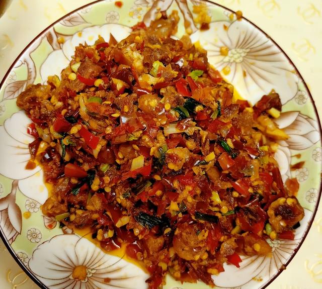 北京女孩瞒着父母到贵州男友家吃饭,晒了饭菜后,网友却劝分手!