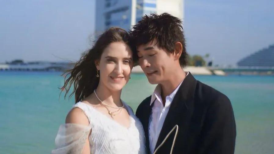 情歌王子56岁官宣再婚，跨国之恋和20多岁年龄差，网友纷纷祝福