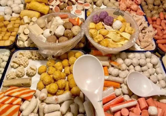 热搜上“吃火锅煮了一锅丸子”被群嘲事件,撕开多少人的残酷困境