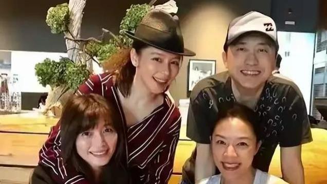 63岁“哈林”庾澄庆罕见晒妻子合照，妻婚后育二孩，越来越美丽