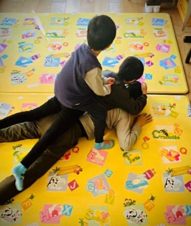 靳东老婆庆小儿子满7岁,弟弟近照曝光长大了,嘴巴像爸爸超帅气